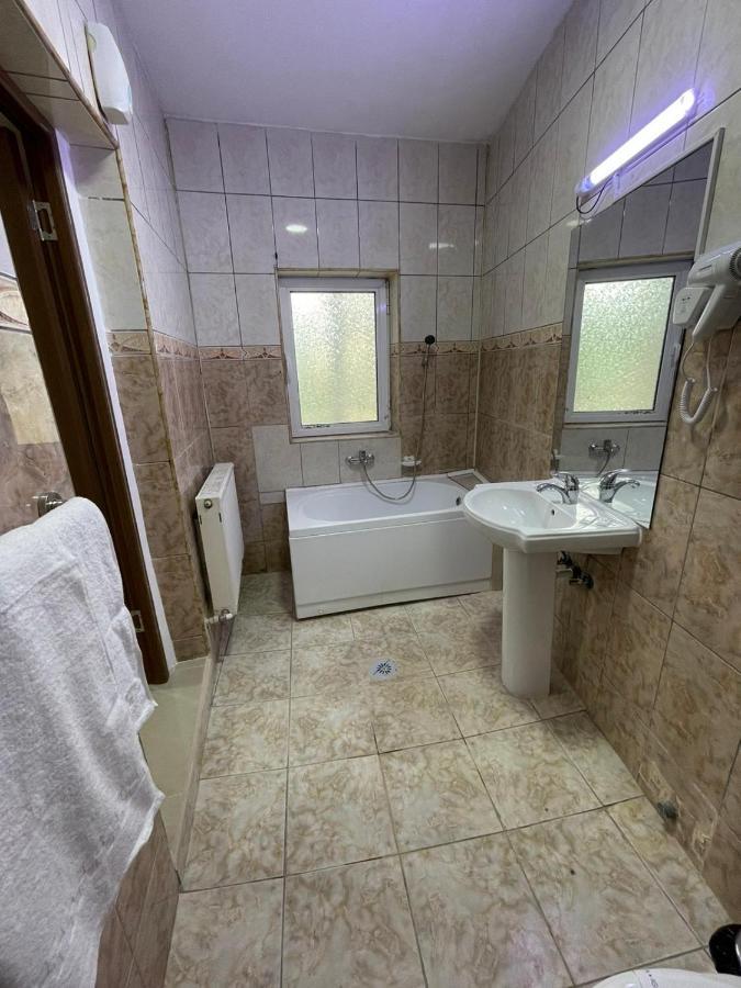 Hostel Tripoli Palace Бухарест Экстерьер фото